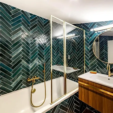 High-end Overlooking The Quays Ail