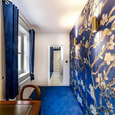 High-end Overlooking The Quays Ail Lyon