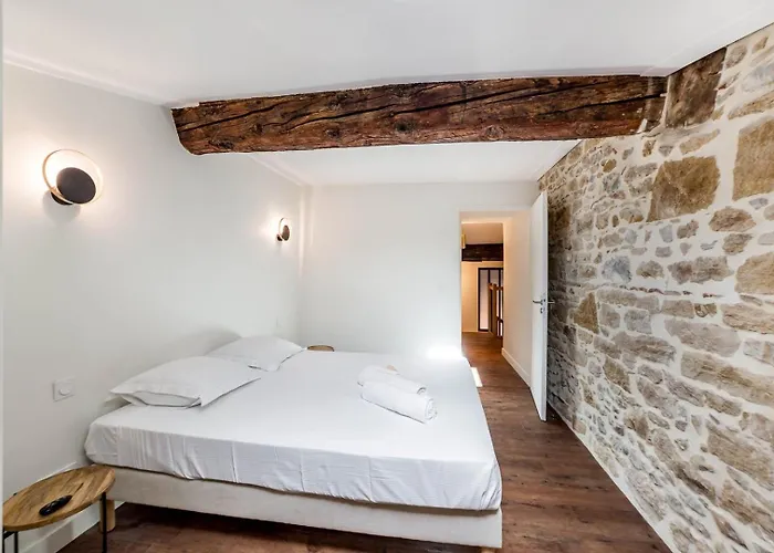 High-end Overlooking The Quays Ail アパート