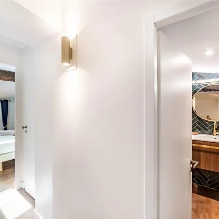 High-end Overlooking The Quays Ail *