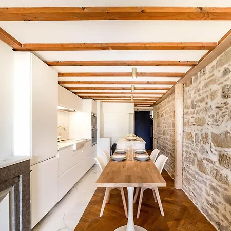 High-end Overlooking The Quays Ail *
